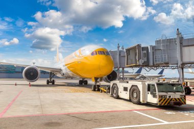 Uçak çekici traktör ve Singapur Changi Havaalanı Uçak