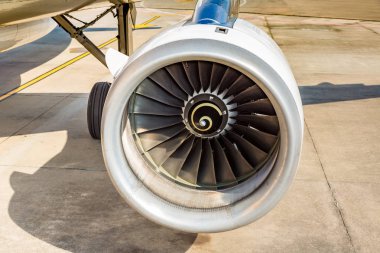 Uçak ve motoru Singapur Changi Havaalanı