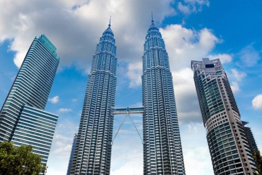 Kuala Lumpur, Malezya - 12 Haziran 2018: Petronas kuleleri Kuala Lumpur, Malezya en yüksek binalar yaz gününde olduğunu.