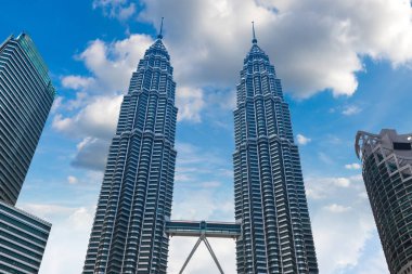 Kuala Lumpur, Malezya - 12 Haziran 2018: Petronas kuleleri Kuala Lumpur, Malezya en yüksek binalar yaz gününde olduğunu.