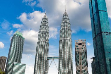 Kuala Lumpur, Malezya - 12 Haziran 2018: Petronas kuleleri Kuala Lumpur, Malezya en yüksek binalar yaz gününde olduğunu.