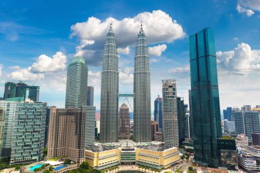 Kuala Lumpur, Malezya - 12 Haziran 2018: Petronas kuleleri Kuala Lumpur, Malezya en yüksek binalar yaz gününde olduğunu.