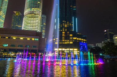 Kuala Lumpur, Malezya - 12 Haziran 2018: Renkli dans fontain Petronas kuleleri Kuala Lumpur, Malezya yakınındaki yaz geceleri