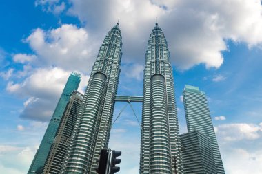 Kuala Lumpur, Malezya - 12 Haziran 2018: Petronas kuleleri Kuala Lumpur, Malezya en yüksek binalar yaz gününde olduğunu.