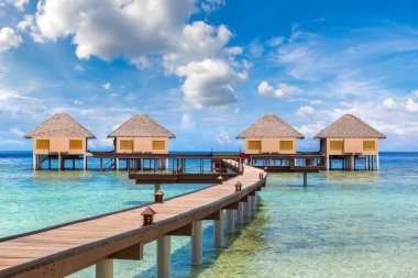 Maldivler - 24 Haziran 2018: Su Villa (Bungalov) ve yaz günü, Maldivler tropik sahilde ahşap köprü
