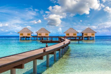 Maldivler - 24 Haziran 2018: Su Villa (Bungalov) ve yaz günü, Maldivler tropik sahilde ahşap köprü