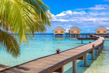 Maldivler - 24 Haziran 2018: Su Villa (Bungalov) ve yaz günü, Maldivler tropik sahilde ahşap köprü