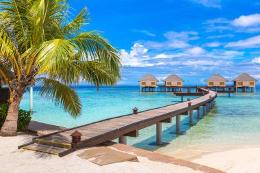 Maldivler - 24 Haziran 2018: Su Villa (Bungalov) ve yaz günü, Maldivler tropik sahilde ahşap köprü