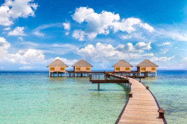 Maldivler - 24 Haziran 2018: Su Villa (Bungalov) ve yaz günü, Maldivler tropik sahilde ahşap köprü