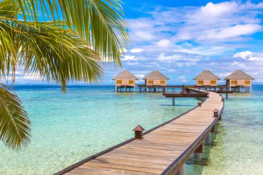 Maldivler - 24 Haziran 2018: Su Villa (Bungalov) ve yaz günü, Maldivler tropik sahilde ahşap köprü