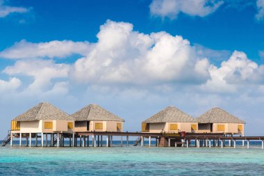 Maldivler - 24 Haziran 2018: Su Villa (Bungalov) ve yaz günü, Maldivler tropik sahilde ahşap köprü