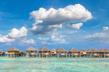 Maldivler - 24 Haziran 2018: Su Villa (Bungalov) ve yaz günü, Maldivler tropik sahilde ahşap köprü