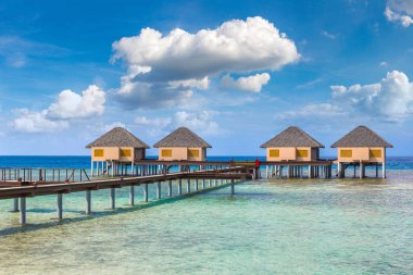 Maldivler - 24 Haziran 2018: Su Villa (Bungalov) ve yaz günü, Maldivler tropik sahilde ahşap köprü