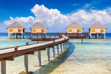 Maldivler - 24 Haziran 2018: Su Villa (Bungalov) ve yaz günü, Maldivler tropik sahilde ahşap köprü