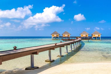 Maldivler - 24 Haziran 2018: Su Villa (Bungalov) ve yaz günü, Maldivler tropik sahilde ahşap köprü