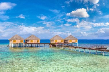 Maldivler - 24 Haziran 2018: Su Villa (Bungalov) ve yaz günü, Maldivler tropik sahilde ahşap köprü