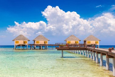 Maldivler - 24 Haziran 2018: Su Villa (Bungalov) ve yaz günü, Maldivler tropik sahilde ahşap köprü