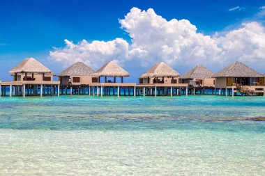 Maldivler - 24 Haziran 2018: Su Villa (Bungalov) ve yaz günü, Maldivler tropik sahilde ahşap köprü