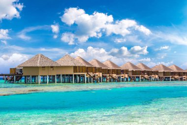 Maldivler - 24 Haziran 2018: Su Villa (Bungalov) ve yaz günü, Maldivler tropik sahilde ahşap köprü