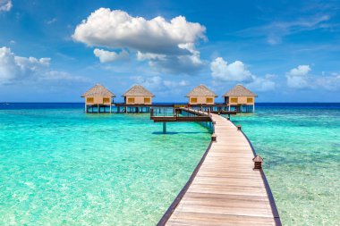 Maldivler - 24 Haziran 2018: Su Villa (Bungalov) ve yaz günü, Maldivler tropik sahilde ahşap köprü