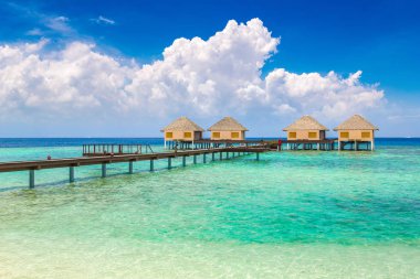 Maldivler - 24 Haziran 2018: Su Villa (Bungalov) ve yaz günü, Maldivler tropik sahilde ahşap köprü