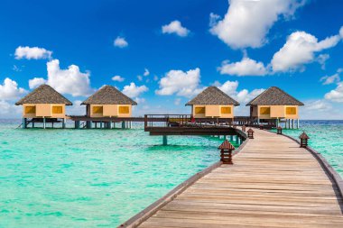 Maldivler - 24 Haziran 2018: Su Villa (Bungalov) ve yaz günü, Maldivler tropik sahilde ahşap köprü