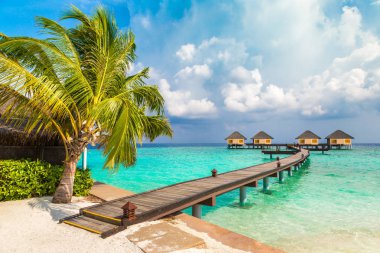 Maldivler - 24 Haziran 2018: Su Villa (Bungalov) ve yaz günü, Maldivler tropik sahilde ahşap köprü