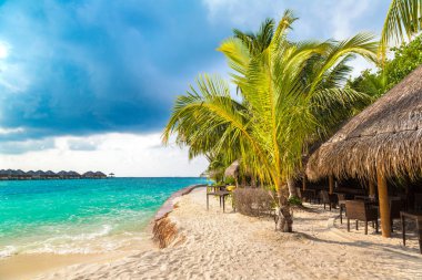 Maldivler - 24 Haziran 2018: Yaz günü, Maldivler tropikal plaj