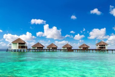 Maldivler - 24 Haziran 2018: Su Villa (Bungalov) ve yaz günü, Maldivler tropik sahilde ahşap köprü