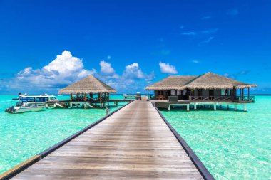 Maldivler - 24 Haziran 2018: Su Villa (Bungalov) ve yaz akşam Maldivler'de tropik sahilde ahşap köprü