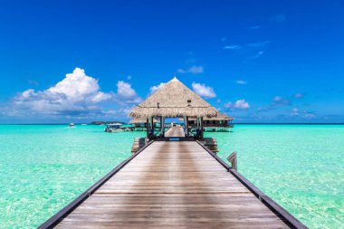 Maldivler - 24 Haziran 2018: Su Villa (Bungalov) ve yaz akşam Maldivler'de tropik sahilde ahşap köprü