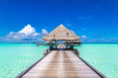 Maldivler - 24 Haziran 2018: Su Villa (Bungalov) ve yaz akşam Maldivler'de tropik sahilde ahşap köprü