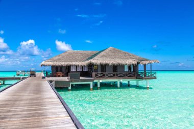 Maldivler - 24 Haziran 2018: Su Villa (Bungalov) ve yaz günü, Maldivler tropik sahilde ahşap köprü