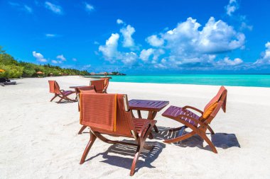 Maldivler - 24 Haziran 2018: Masa ve sandalyeler tropikal plaj Restoran, yaz günü Maldivler