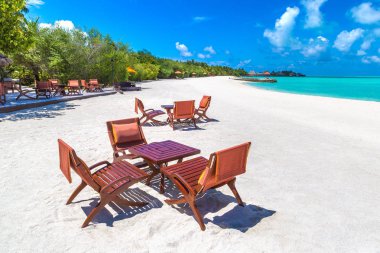 Maldivler - 24 Haziran 2018: Masa ve sandalyeler tropikal plaj Restoran, yaz günü Maldivler