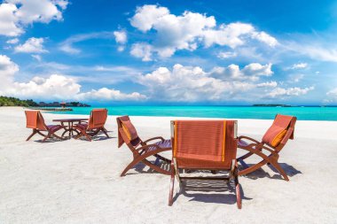 Maldivler - 24 Haziran 2018: Masa ve sandalyeler tropikal plaj Restoran, yaz günü Maldivler