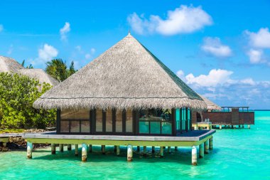 Maldivler - 24 Haziran 2018: Tropikal plaj yaz günü, Maldivler, su Villa (Bungalov)