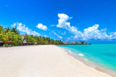 Maldivler - 24 Haziran 2018: Yaz günü, Maldivler tropikal plaj