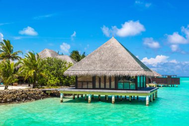 Maldivler - 24 Haziran 2018: Tropikal plaj yaz günü, Maldivler, su Villa (Bungalov)