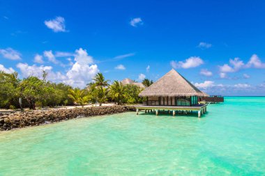 Maldivler - 24 Haziran 2018: Tropikal plaj yaz günü, Maldivler, su Villa (Bungalov)