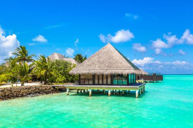 Maldivler - 24 Haziran 2018: Tropikal plaj yaz günü, Maldivler, su Villa (Bungalov)