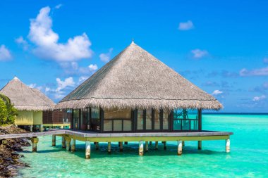 Maldivler - 24 Haziran 2018: Tropikal plaj yaz günü, Maldivler, su Villa (Bungalov)