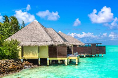 Maldivler - 24 Haziran 2018: Tropikal plaj yaz günü, Maldivler, su Villa (Bungalov)