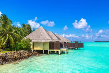 Maldivler - 24 Haziran 2018: Tropikal plaj yaz günü, Maldivler, su Villa (Bungalov)