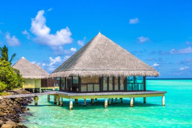 Maldivler - 24 Haziran 2018: Tropikal plaj yaz günü, Maldivler, su Villa (Bungalov)