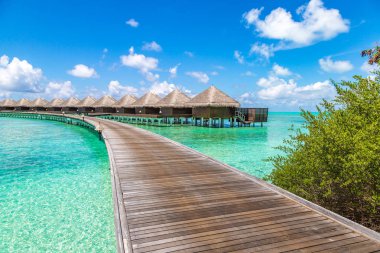 Maldivler - 24 Haziran 2018: Su Villa (Bungalov) ve yaz günü, Maldivler tropik sahilde ahşap köprü