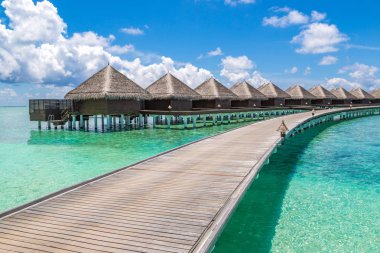 Maldivler - 24 Haziran 2018: Su Villa (Bungalov) ve yaz günü, Maldivler tropik sahilde ahşap köprü