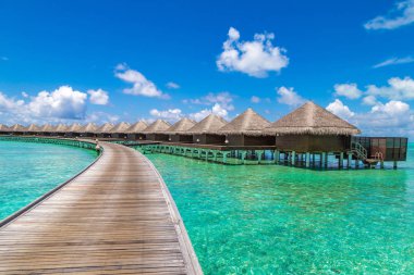 Maldivler - 24 Haziran 2018: Su Villa (Bungalov) ve yaz günü, Maldivler tropik sahilde ahşap köprü