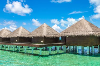 Maldivler - 24 Haziran 2018: Su Villa (Bungalov) ve yaz günü, Maldivler tropik sahilde ahşap köprü