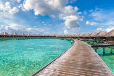 Maldivler - 24 Haziran 2018: Su Villa (Bungalov) ve yaz günü, Maldivler tropik sahilde ahşap köprü